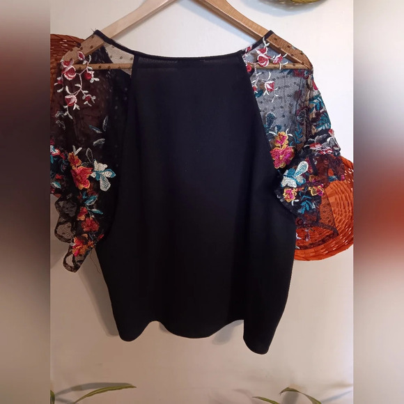 Umgee top with floral sleeves Color: Black and different - Picture 3 of 5